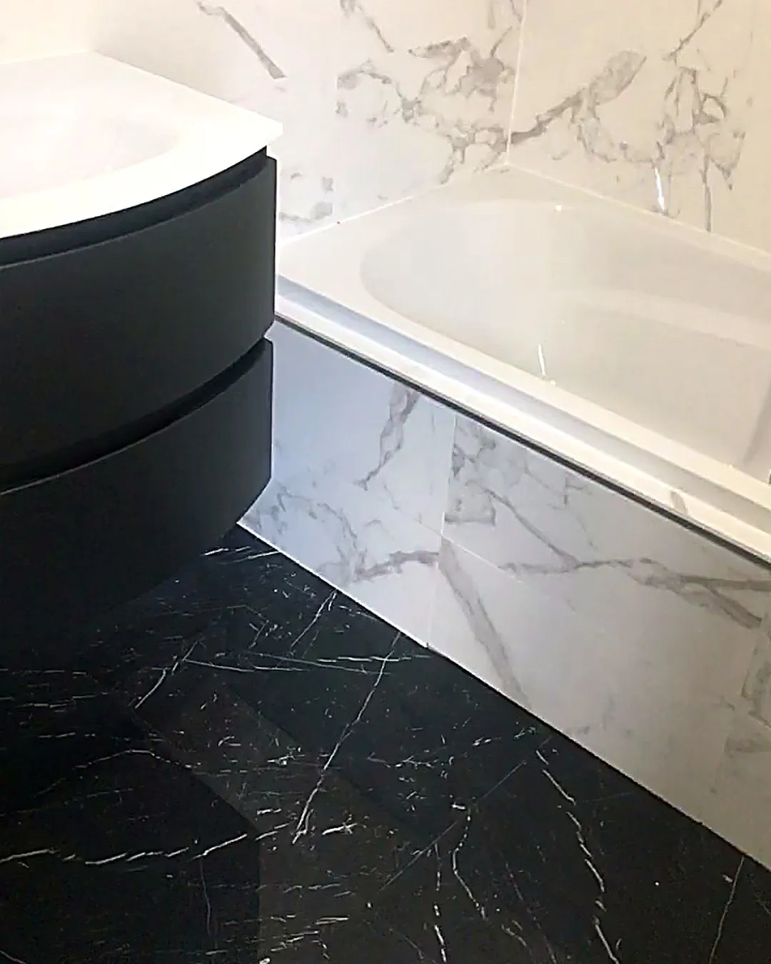 Salle de bain rénovée sur mesure — marbre et meuble noir, réalisation SEM NG Renov à Lille